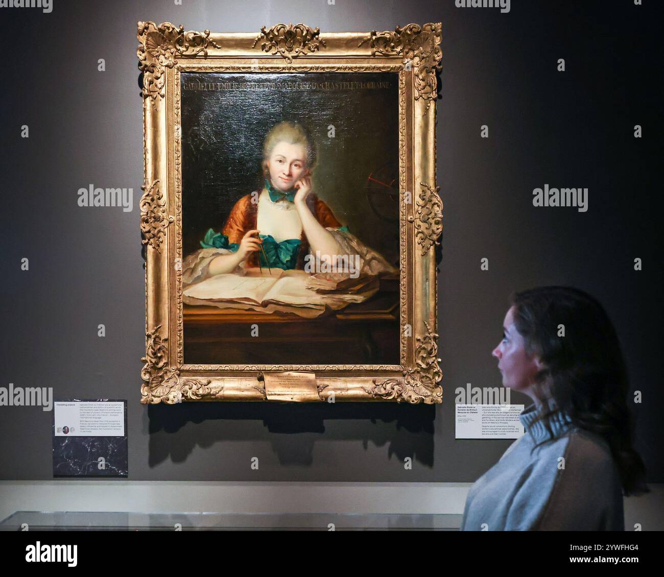 Londra, Regno Unito. 11 dicembre 2024. EMBARGO fino a giovedì 12 dicembre, 00.01. Personale con un dipinto di "Gabrielle-Émilie le Tonnelier de Breteuil, Marchesa du Châtelet". Emilie du Chatelet era un matematico e fisico che tradusse le opere di Isaac Newton. Una nuova mostra svela le affascinanti e sorprendenti storie della scienza a Versailles. La mostra apre al Museo della Scienza e si svolgerà dal 21 dicembre 2024 al 21 aprile 2025. Crediti: Imageplotter/Alamy Live News Foto Stock