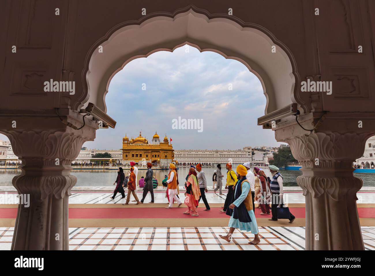 Ammira il Tempio d'Oro al crepuscolo di Amritsar, Punjab, India Foto Stock