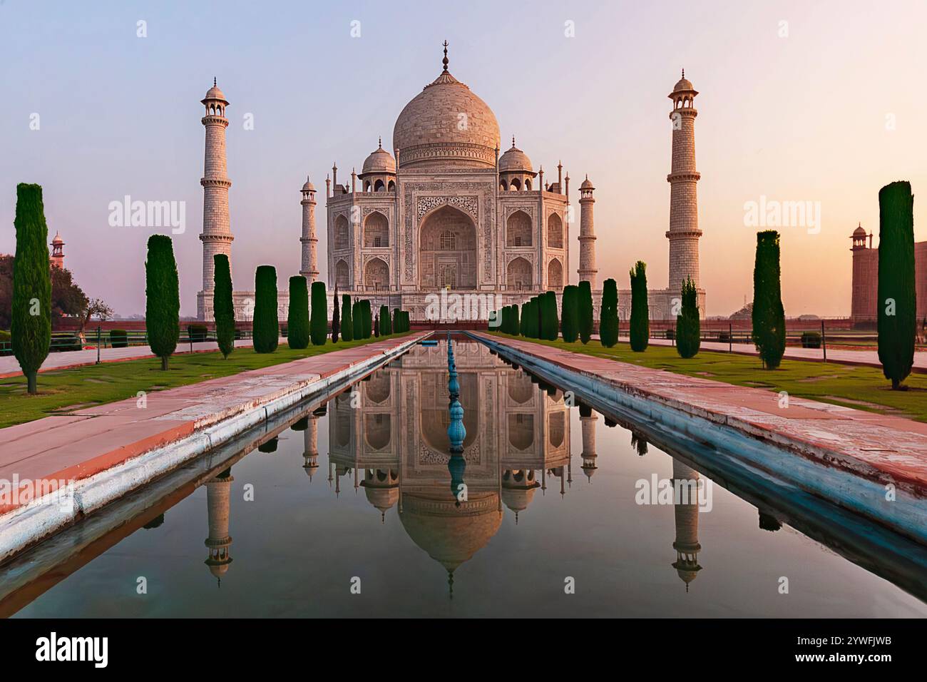 Vista sul Taj Mahal con il suo riflesso sull'acqua ad Agra, India Foto Stock