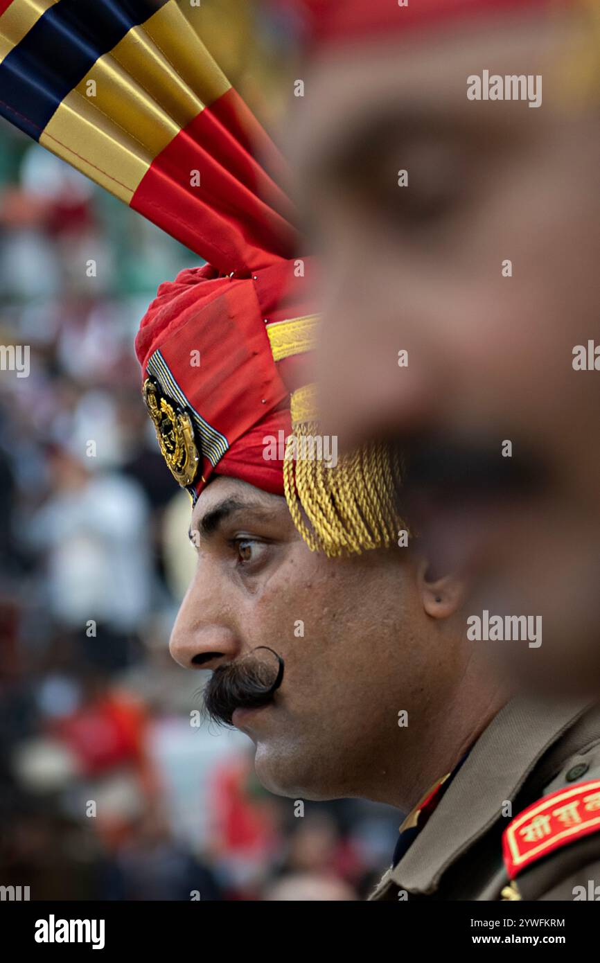 Guardie indiane durante la cerimonia del cambio delle guardie al confine indiano e pakistano ad Amritsar, Punjab, India Foto Stock