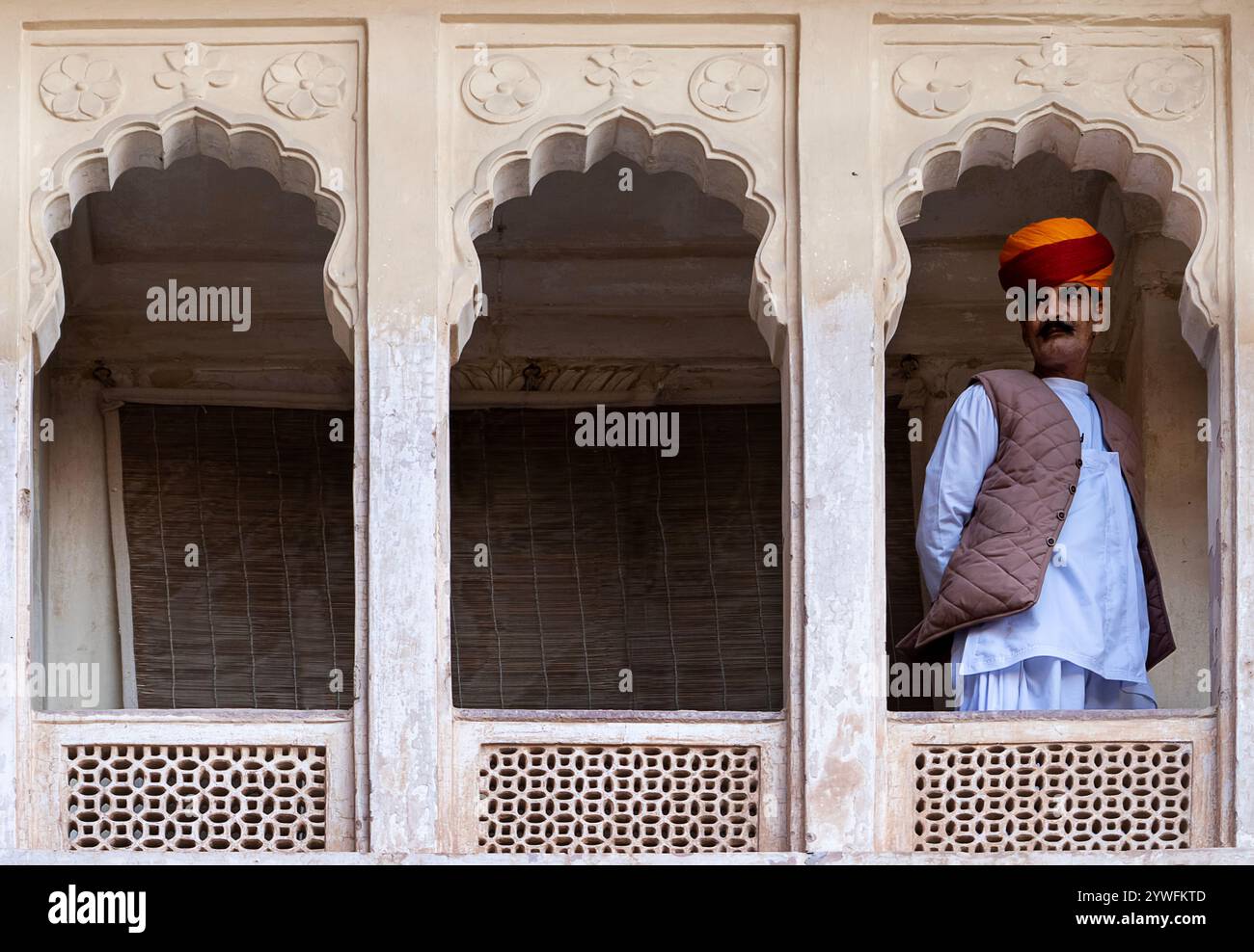 Uomo del posto con il copricapo tradizionale nel forte Amber a Jaipur, India Foto Stock
