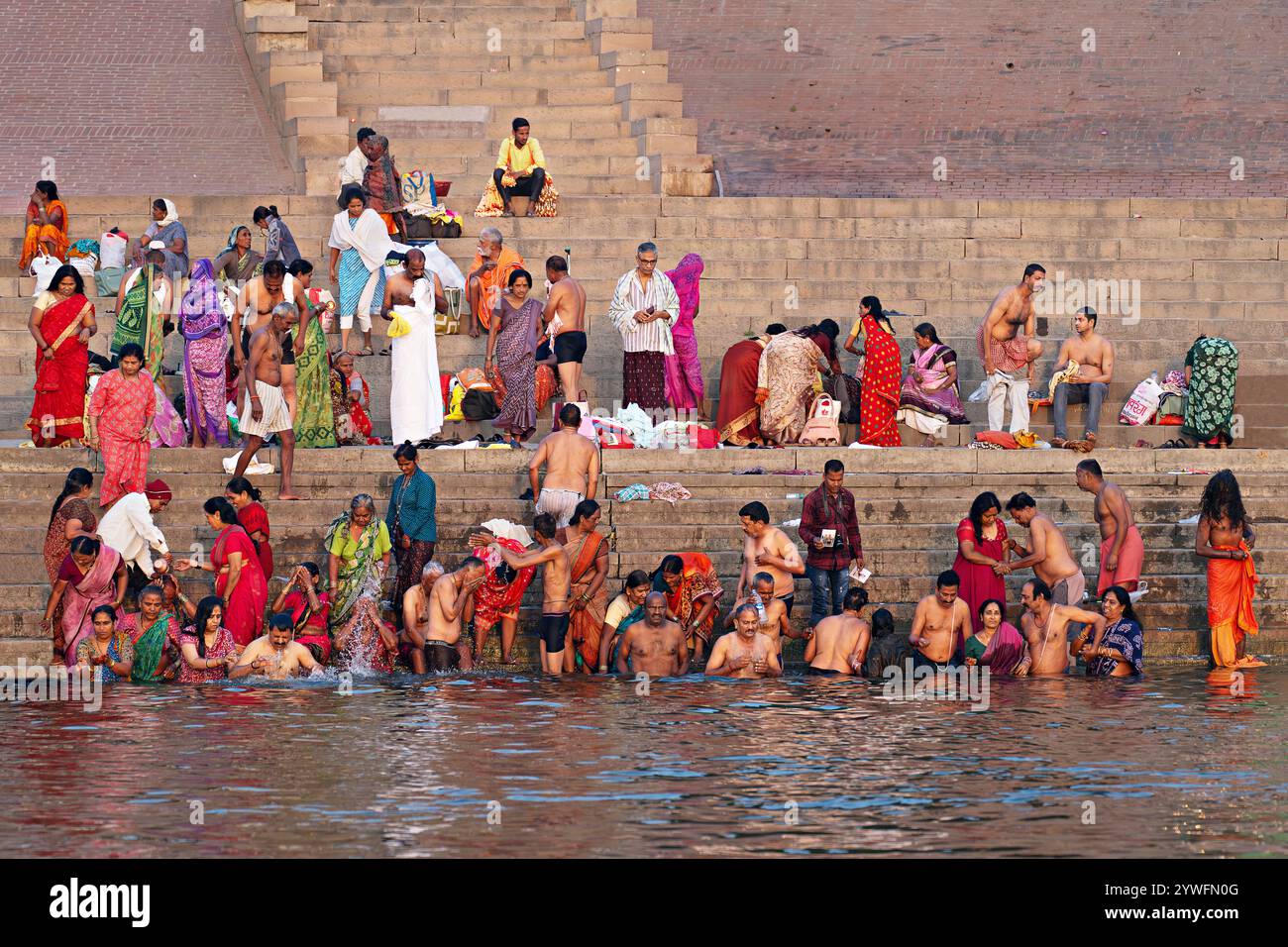 Gente che fa il bagno nel fiume Gange a Varanasi, in India Foto Stock