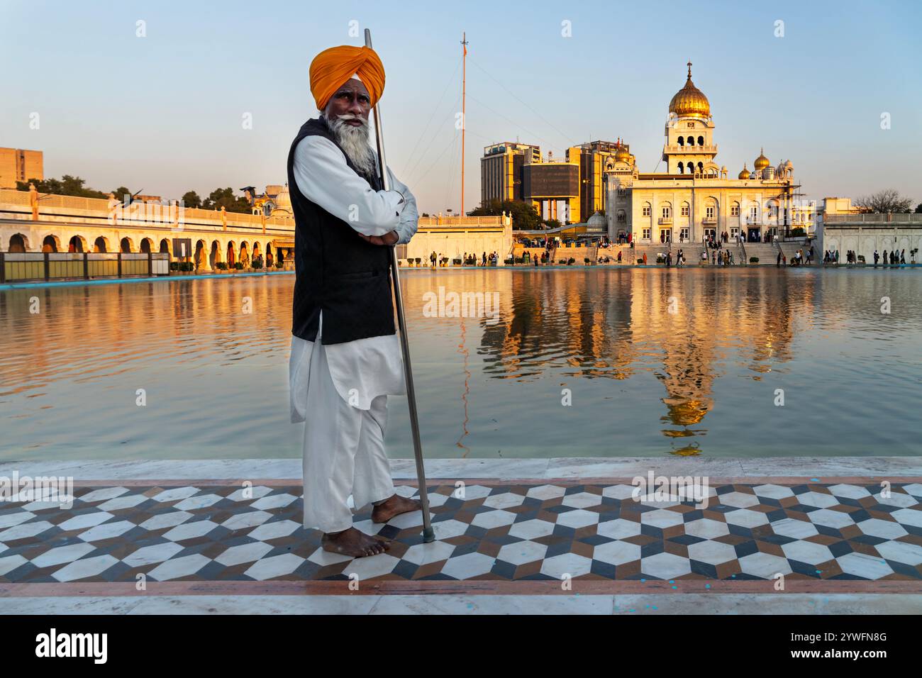 Guardia sikh al tempio Gurudwara Bangla Sahib a nuova Delhi, India Foto Stock