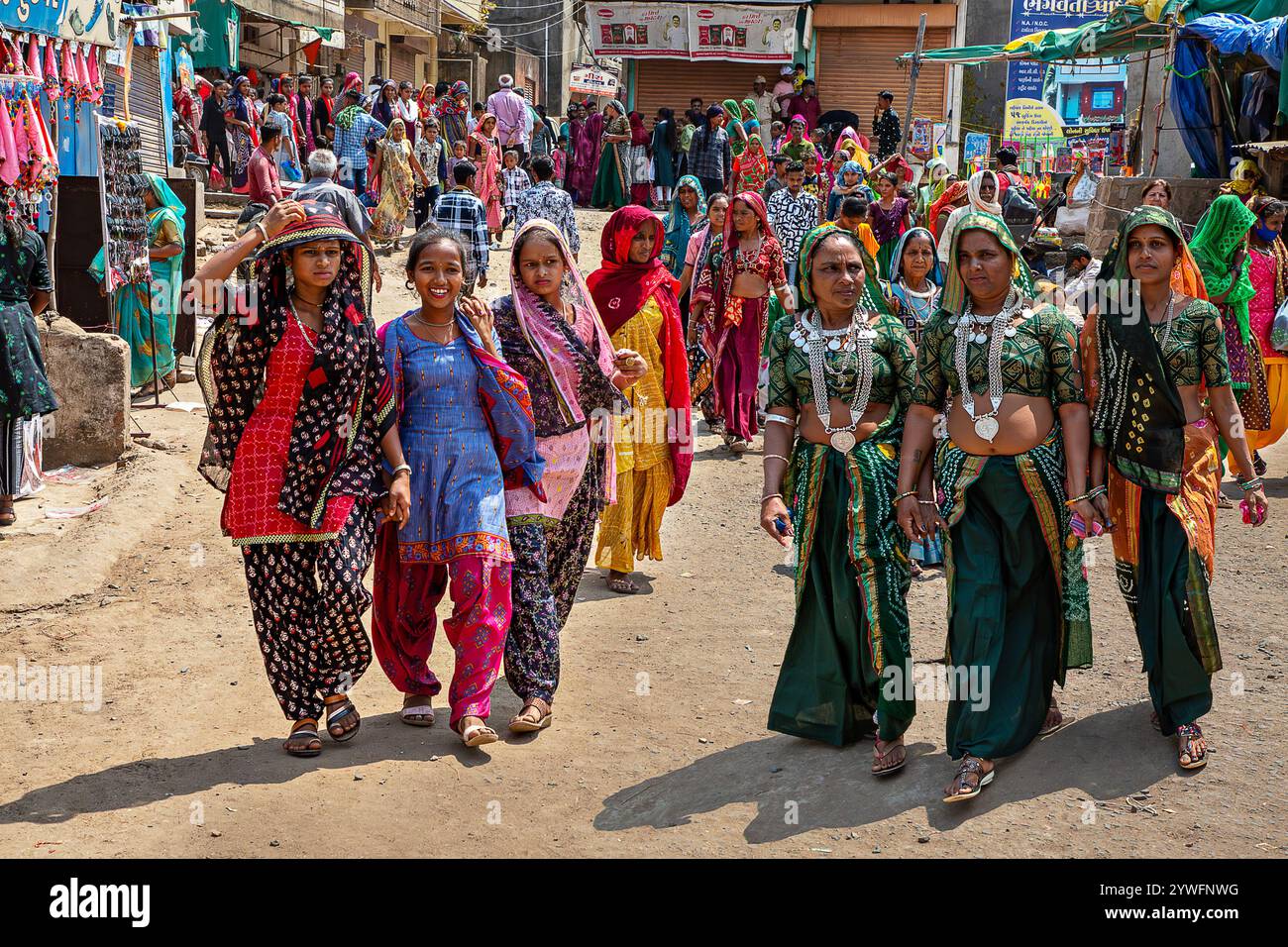 Gente del posto in abiti colorati tradizionali al Kawant Festival di Gujarat, India Foto Stock