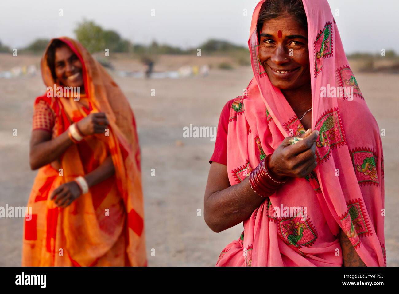 Donna del posto all'alba a Rann di Kutch, Gujarat, India Foto Stock