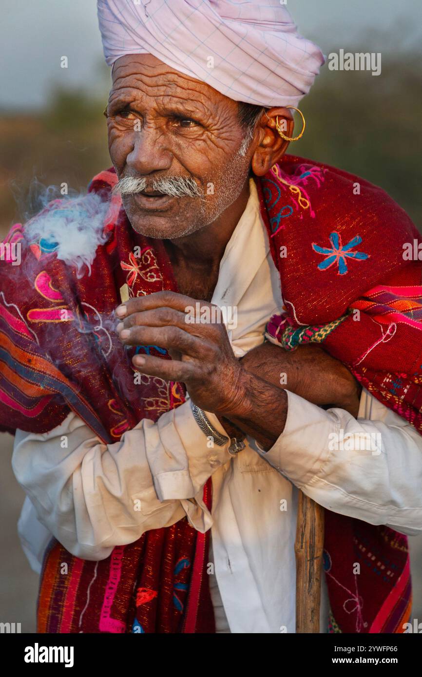 Rabari uomo in costumi tradizionali a Rann di Kutch, India Foto Stock