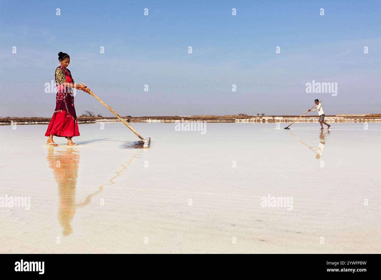 Saline a Rann di Kutch con gente che raccoglie sale, Rann di Kutch, India Foto Stock