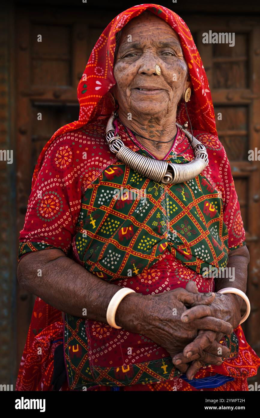 Donna anziana in abito tradizionale a Bhuj, Gujarat, India Foto Stock