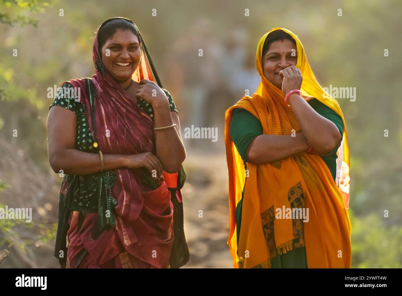 Donne gujarati nel loro sari a Muli, India Foto Stock