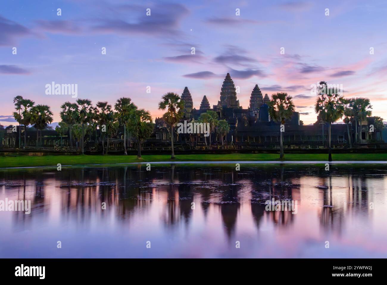 Complesso del tempio di Angkor Wat all'alba con il suo riflesso in acqua, a Siem Reap, Cambogia Foto Stock