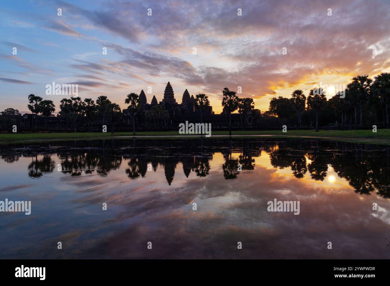 Complesso del tempio di Angkor Wat all'alba con il suo riflesso in acqua, a Siem Reap, Cambogia Foto Stock