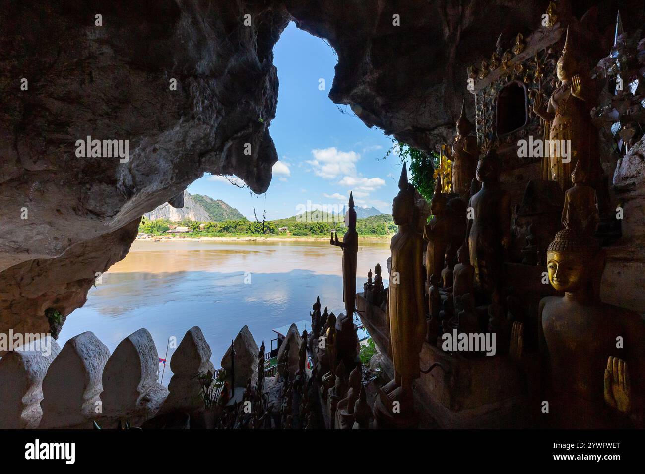 Tempio della grotta Pak Ou a Luang Prabang, Laos Foto Stock