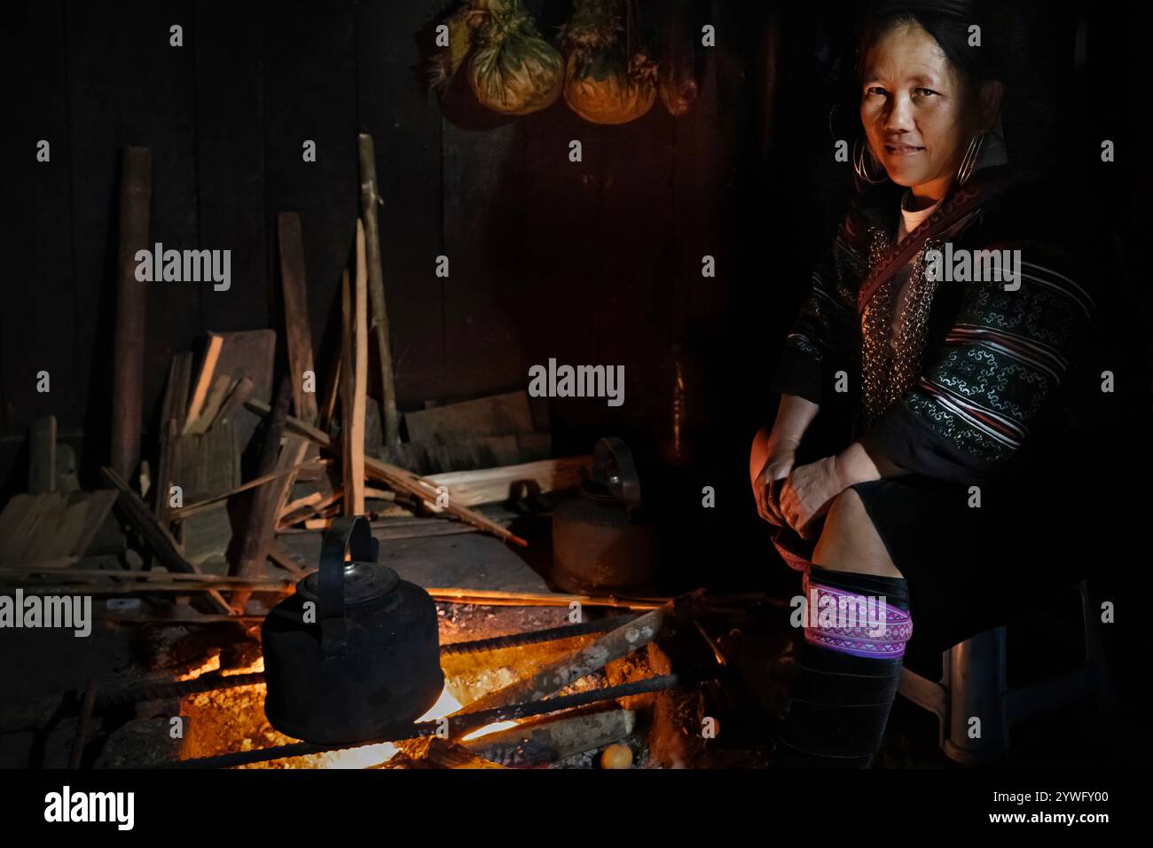 Una donna del posto in cucina prepara il tè a Sapa, in Vietnam Foto Stock