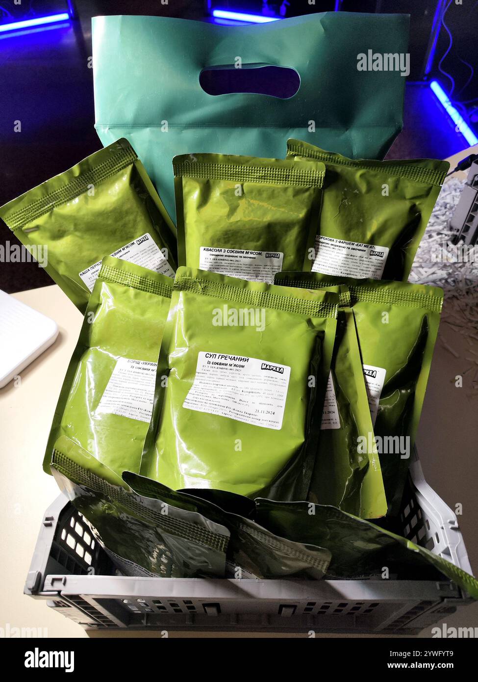 KIEV, UCRAINA - 7 DICEMBRE 2024 - le razioni sul campo vengono visualizzate durante il "DOT". A Year of Supply Reform' presentazione sul primo anno dell'Agenzia di acquisizione della difesa non letale (DÎÒ) presso il Museo Nazionale della storia dell'Ucraina nella seconda guerra mondiale, Kiev, capitale dell'Ucraina. Foto Stock