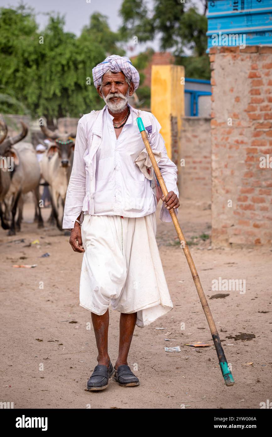 Ritratto di un anziano della comunità rabari, Gujarat, India Foto Stock