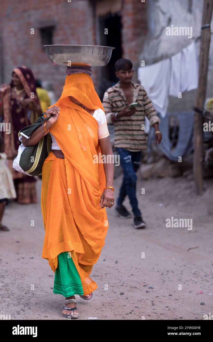Donna indiana con facce coperte, Gujarat, India Foto Stock