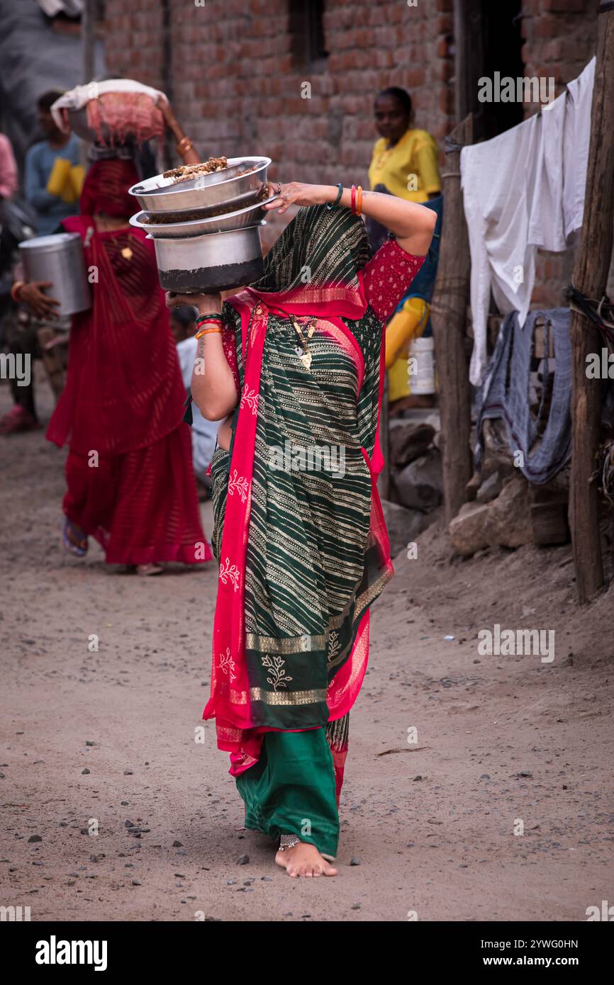 Donna indiana con facce coperte, Gujarat, India Foto Stock