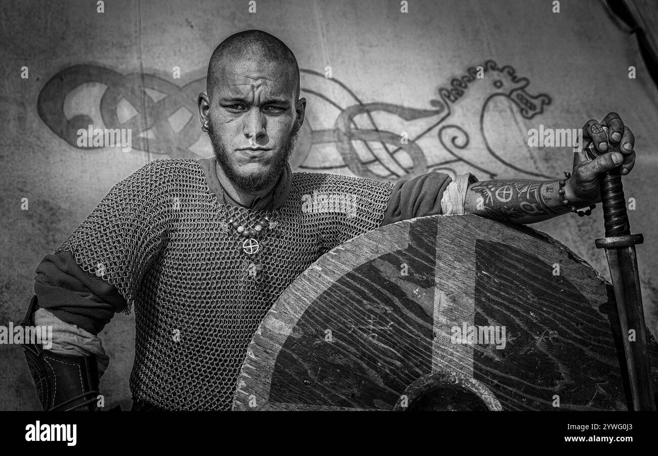 Un primo piano di un uomo vestito da vichingo con scudo e spada, Ishøj, Danimarca Foto Stock