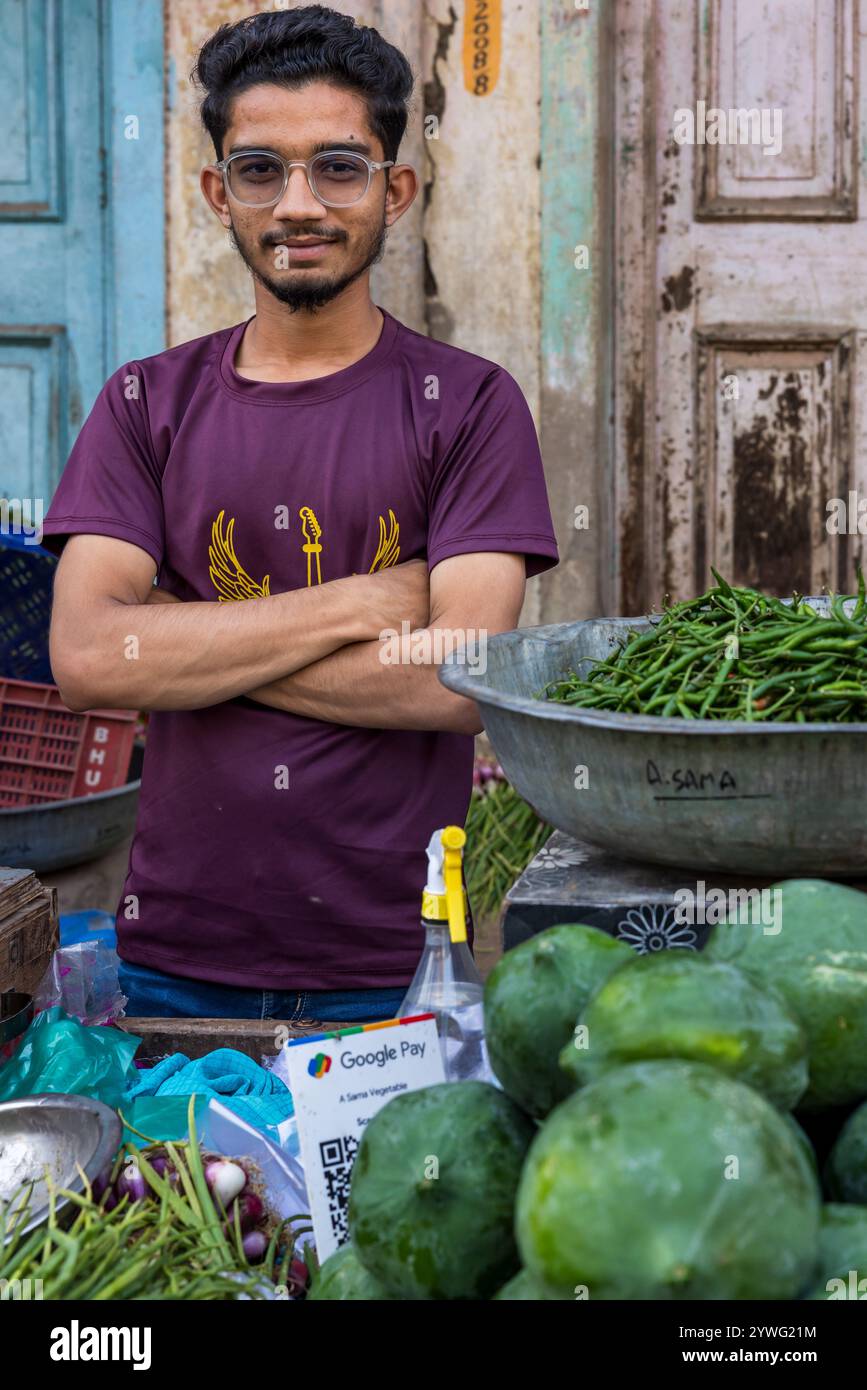 Ritratto di un venditore ambulante maschile, Gujarat, India Foto Stock