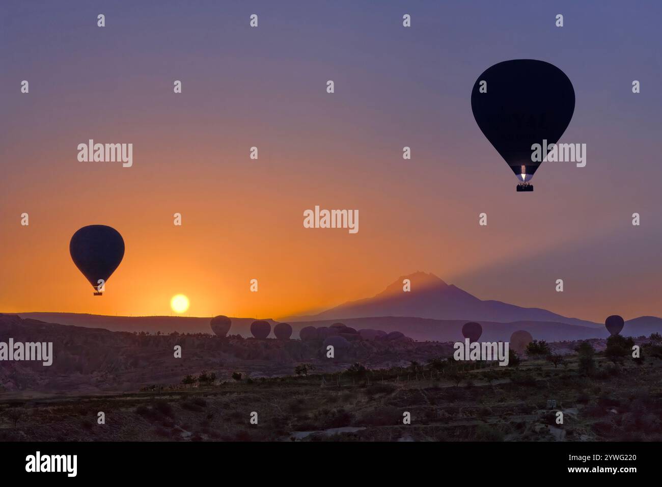 Mongolfiere all'alba in Cappadocia con il monte Erciyes, Turchia Foto Stock