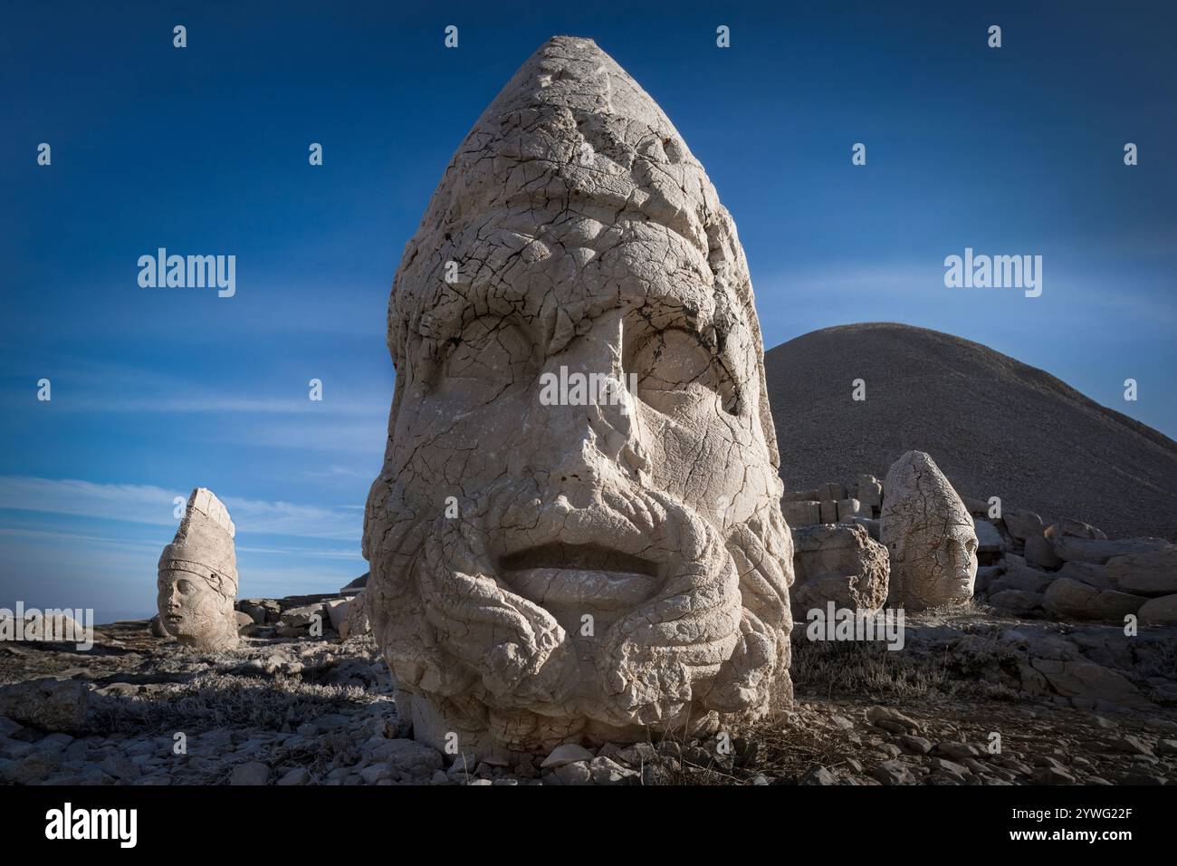 Monte Nemrut con teste giganti di statue del i secolo a.C. ad Adiyaman, Turchia Foto Stock