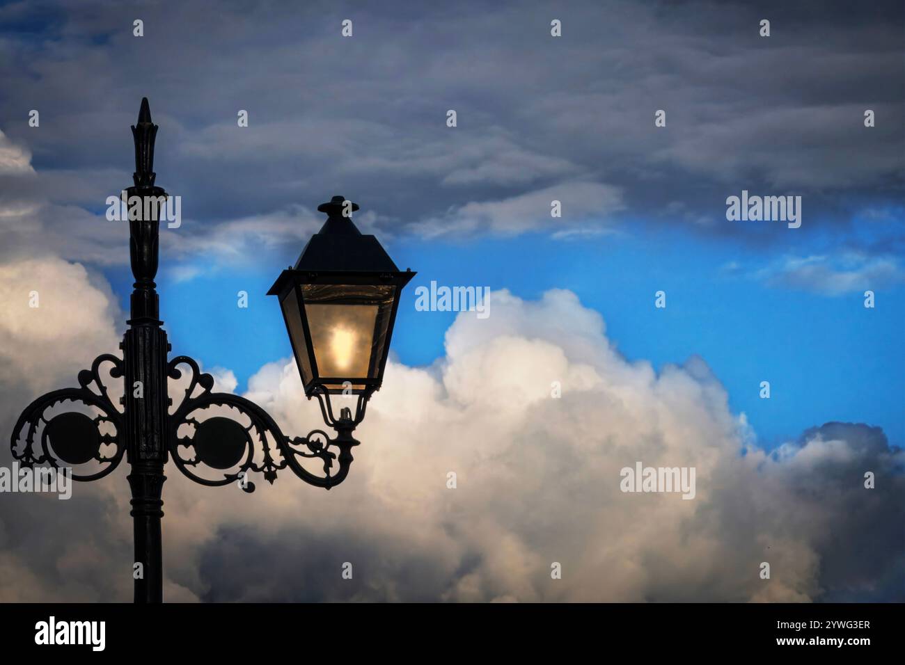 Lampione stradale con nuvole sullo sfondo Foto Stock