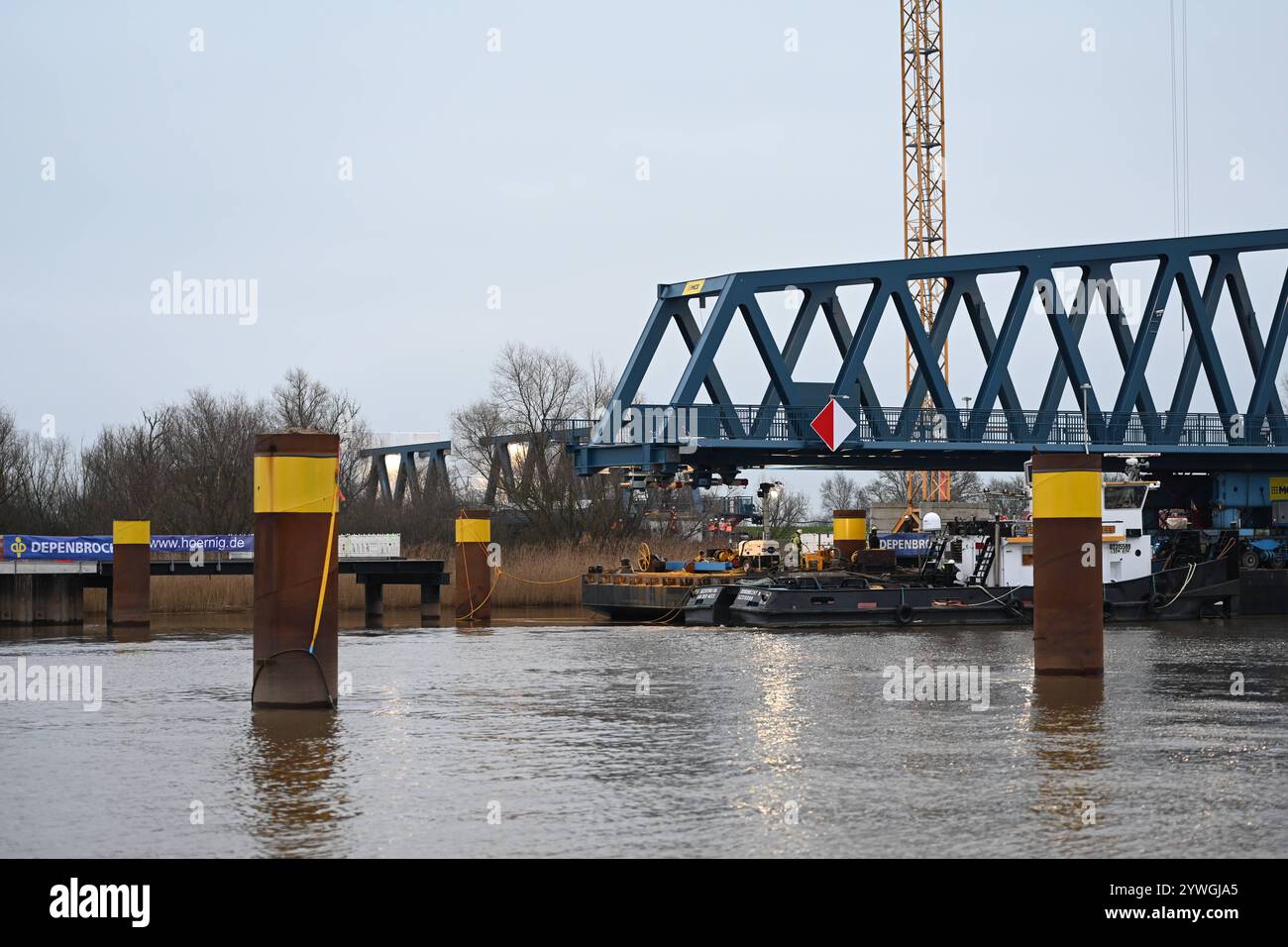 Letztes Bauteil der Friesenbrücke wird eingesetzt. Blick auf die Baustelle. DAS 145 Meter langes Mittelteil für die neue Friesenbrücke liegt auf posizione a Weener. Gegen 22 Uhr soll das Einsetzten der Brücke erfolgen. Weener Niedersachsen Deutschland *** l'ultimo componente del ponte Friesenbrücke è in fase di installazione Vista del cantiere la sezione centrale lunga 145 metri del nuovo ponte Friesenbrücke è in posizione a Weener il ponte dovrebbe essere installato intorno alle 22:00 Weener bassa Sassonia Germania Copyright: Xdiebildwerftx Foto Stock