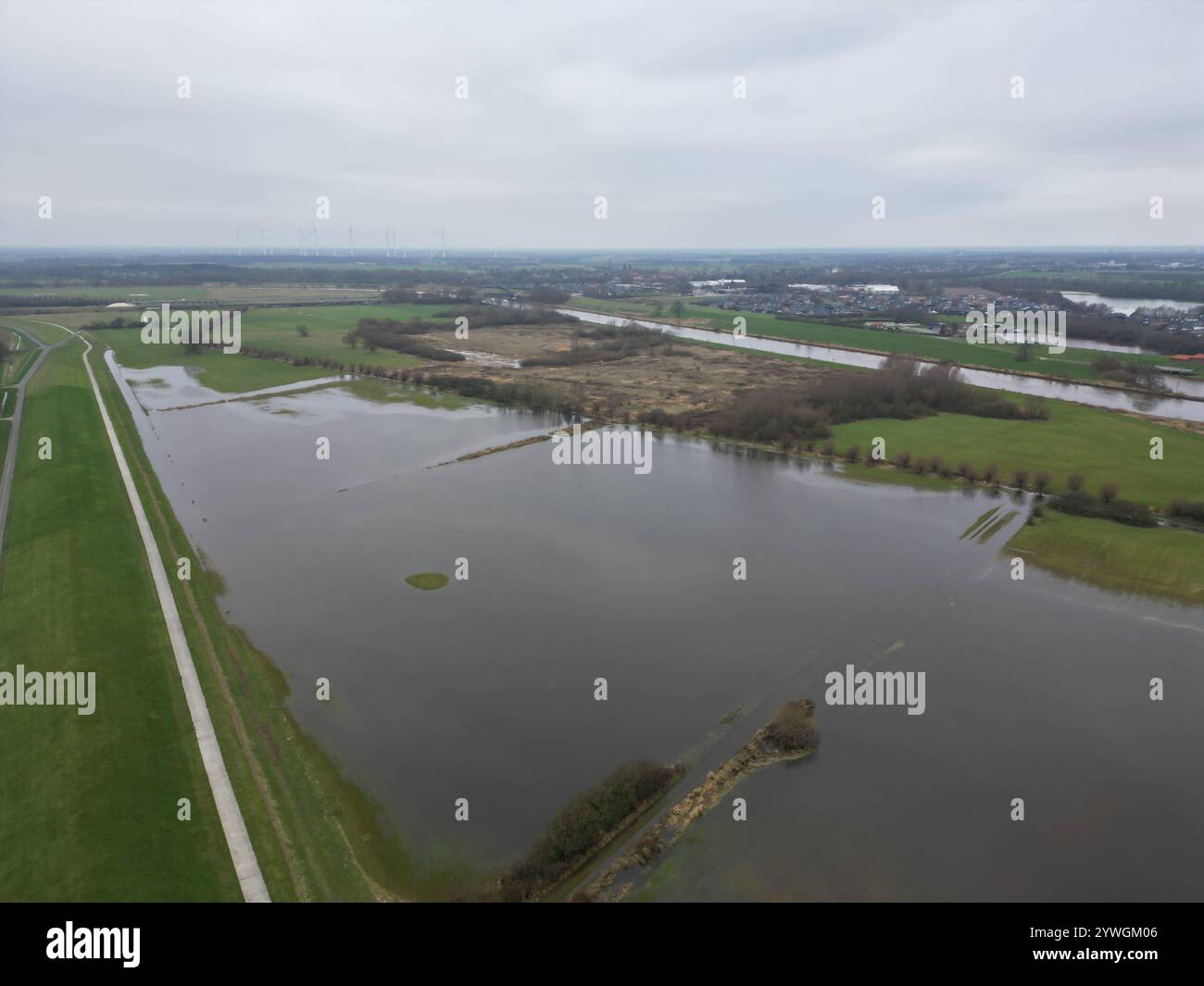 Der Fluss EMS tritt übers Ufer. Anhaltender und intensiver Regen Hat große Flächen von Feldern und Wiesen bei Rhede Niedersachsen unter Wasser gesetzt. Da der Pegelstand der EMS hoch ist, kann das Wasser zurzeit nicht ungehindert von den umliegenden Flächen abfließen. Leer Niedersachsen Deutschland *** il fiume EMS irrompe le sue rive piogge persistenti e intense hanno inondato vaste aree di campi e prati vicino al Rhede bassa Sassonia poiché il livello dell'acqua del EMS è alto, l'acqua non può attualmente defluire senza ostacoli dalle aree circostanti Leer Niedersachsen Germania Copyright: Xdiebildwerftx Foto Stock