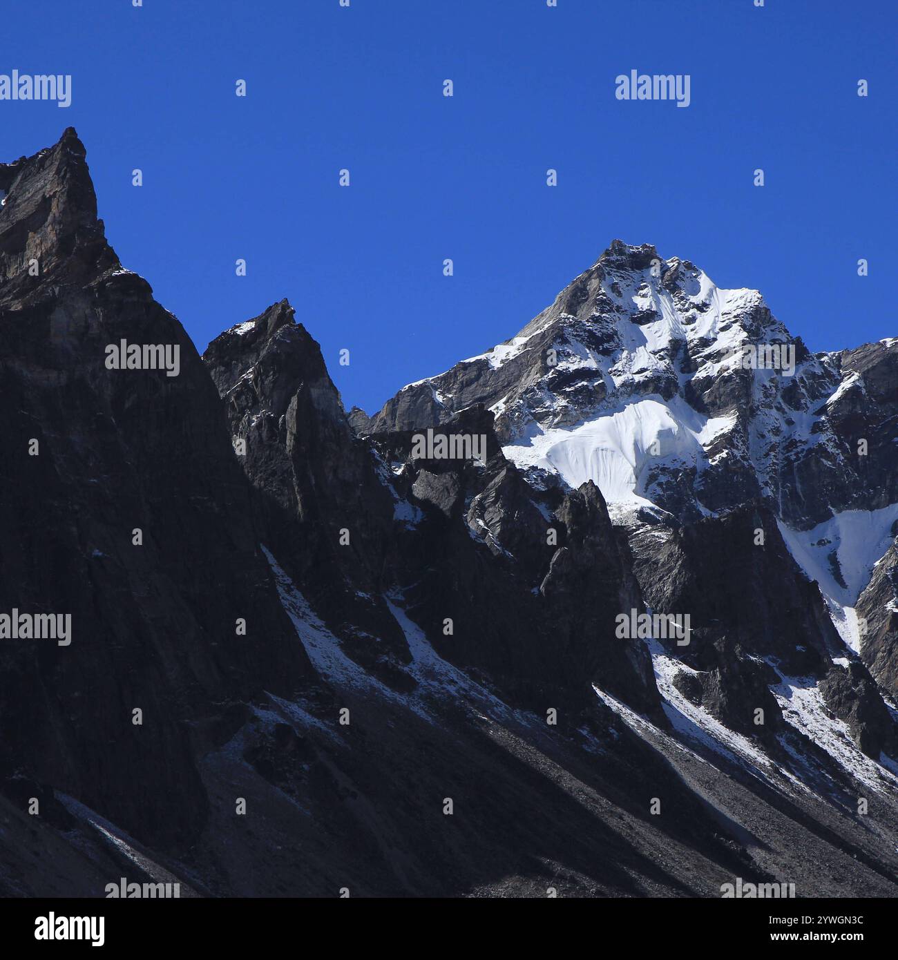 Schroffe Bergkette im Gokyo-tal Schroffe Bergkette im Gokyo-tal robusta catena montuosa nella valle di Gokyo. Licenziatario RF 22339898 Copyright: xZoonar.com/U Foto Stock