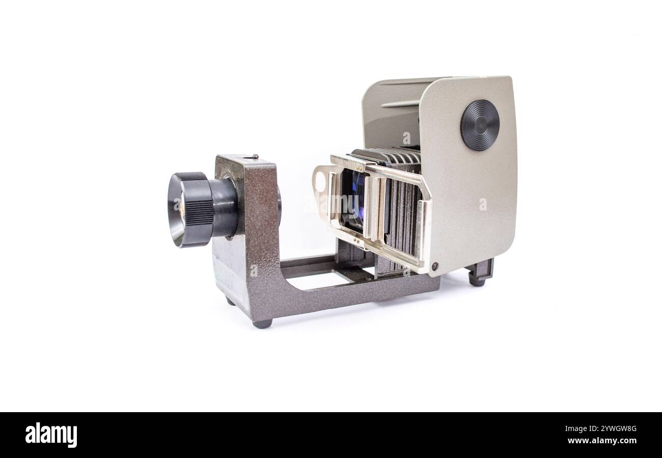 Retro proiettore con custodia metallica per vetrini fotografici isolati su tecnologia vintage bianca Foto Stock