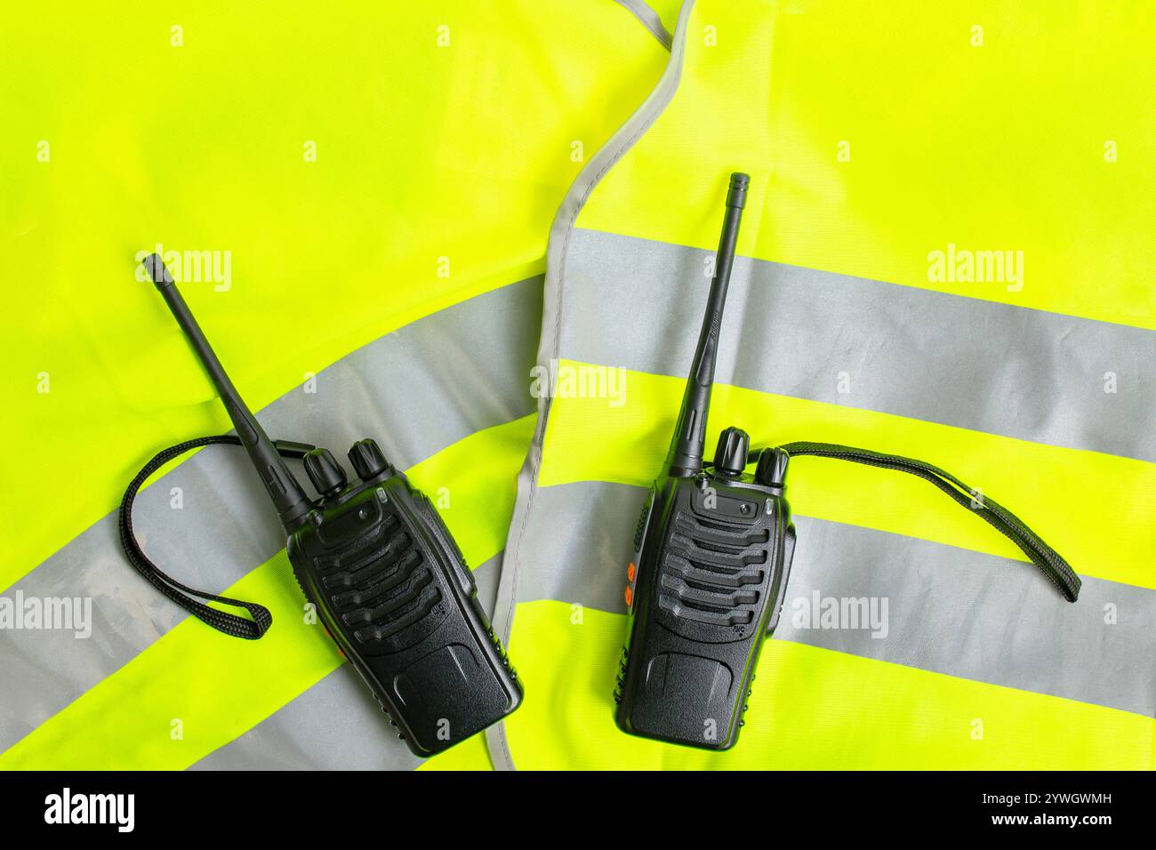 Due walkie talkie su un gilet riflettente, uno sfondo astratto piatto Foto Stock