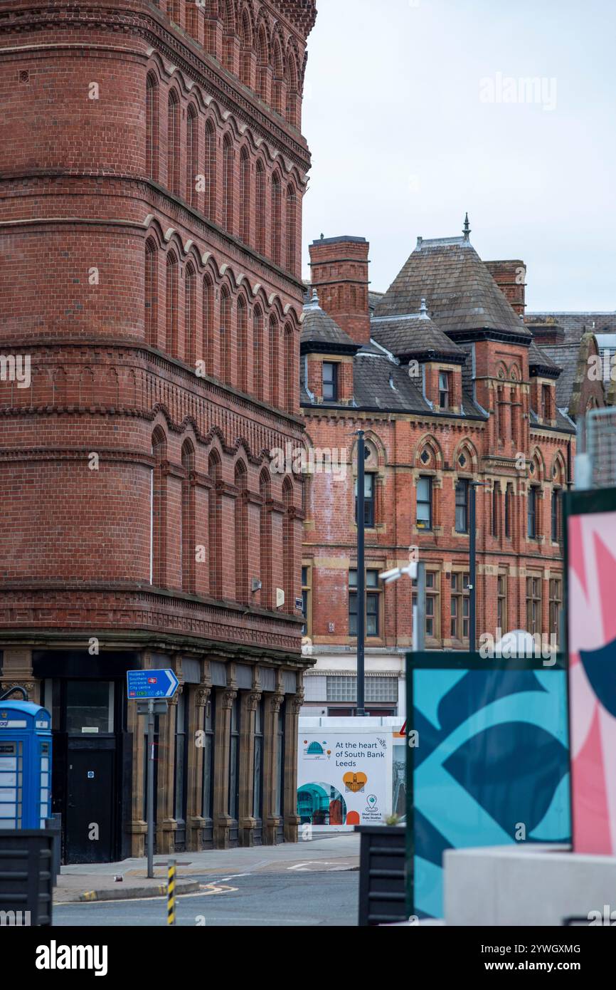 Leeds è una città del West Yorkshire, Inghilterra. È il più grande insediamento dello Yorkshire e il centro amministrativo del City of Leeds Metropolitan Borough, che è il secondo distretto più popoloso del Regno Unito. Foto Stock