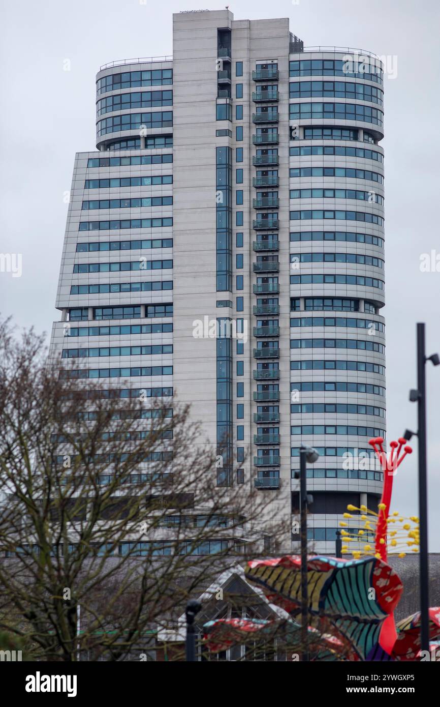 Bridgewater Place, soprannominato The Dalek, è un grattacielo residenziale e di uffici situato a Leeds, West Yorkshire, Inghilterra. Era l'edificio più alto dello Yorkshire al momento della sua costruzione nel settembre 2005, ma ora è il secondo più alto. Foto Stock