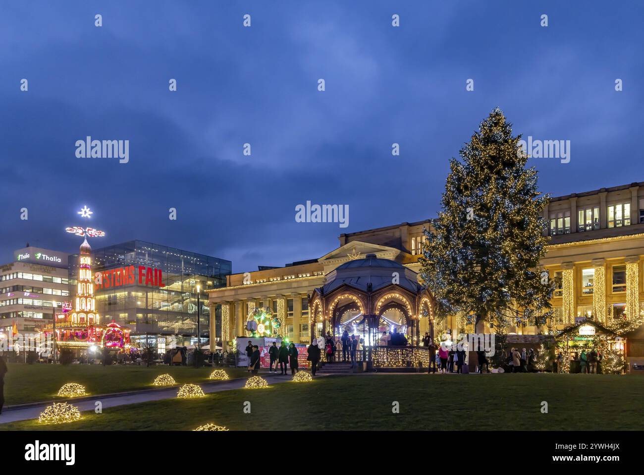 Mercatino di Natale di Stoccarda in serata. Evento tradizionale con oltre 3,5 milioni di visitatori ogni anno. I punti salienti presentano le immagini della stat Foto Stock