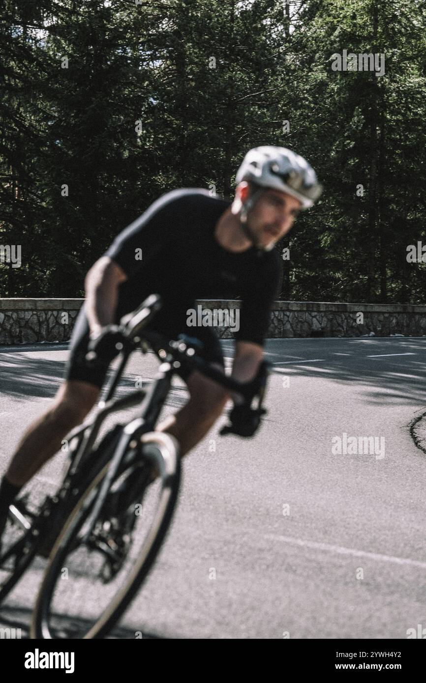 Ciclista da strada in primavera tra Lechtal e Tannheimer tal di fronte al pittoresco scenario delle Alpi, del Tirolo, dell'Austria e dell'Europa Foto Stock