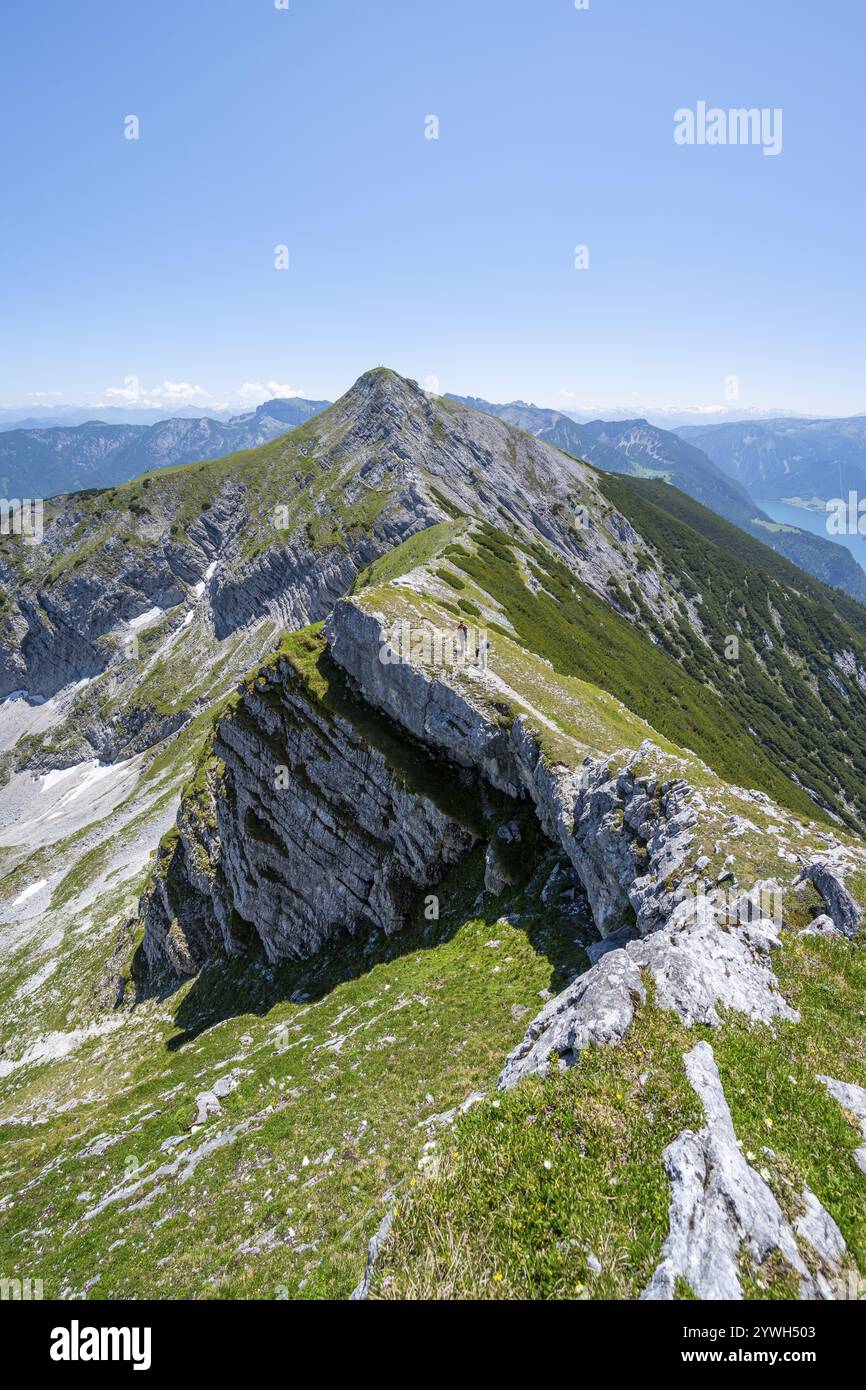 Due alpinisti sul sentiero escursionistico sulla cresta sommitale dell'Unnuetz, alle spalle di Achensee, attraversamento di Unnuetz, Alpi Brandenberg, Tirolo, Austria, Europa Foto Stock