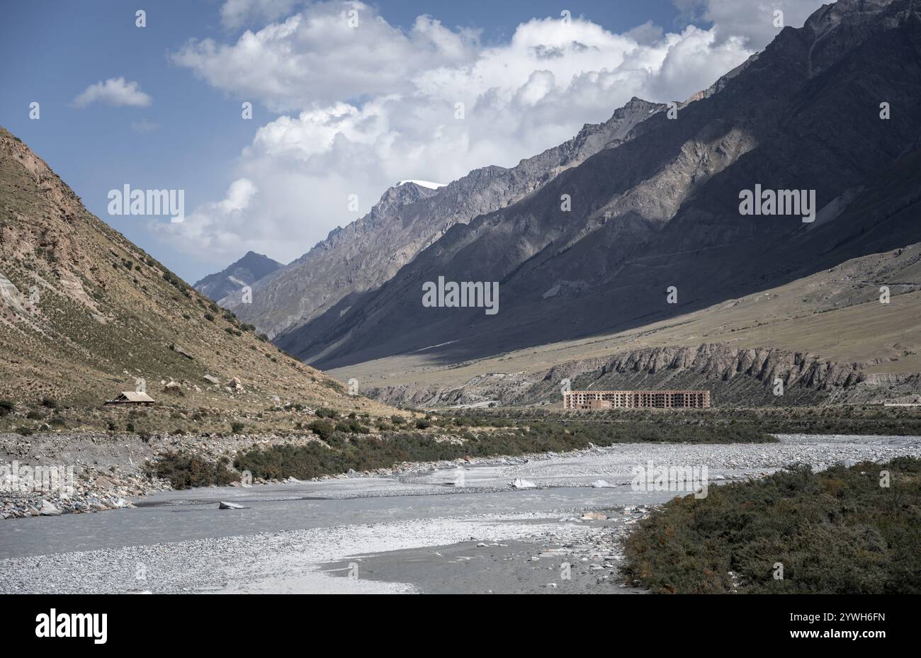 Fiume Engilchek, condomini distrutti abbandonati, città fantasma, Engilchek, Tian Shan, Kirghizistan, Asia Foto Stock