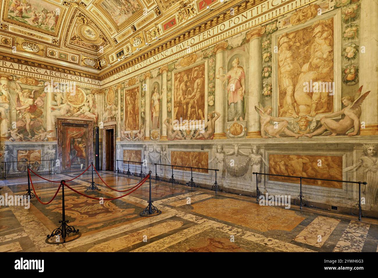 Dipinti a soffitto e decorazioni murali dorate nella sala Paolina, camera del Papa, Castel Sant'Angelo, Castel Sant'Angelo, Museo, Roma, Lazio, Italia, Foto Stock