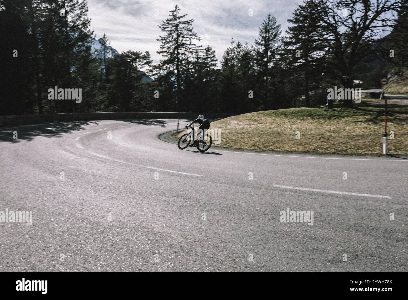 Ciclista da strada in primavera tra Lechtal e Tannheimer tal di fronte al pittoresco scenario delle Alpi, del Tirolo, dell'Austria e dell'Europa Foto Stock