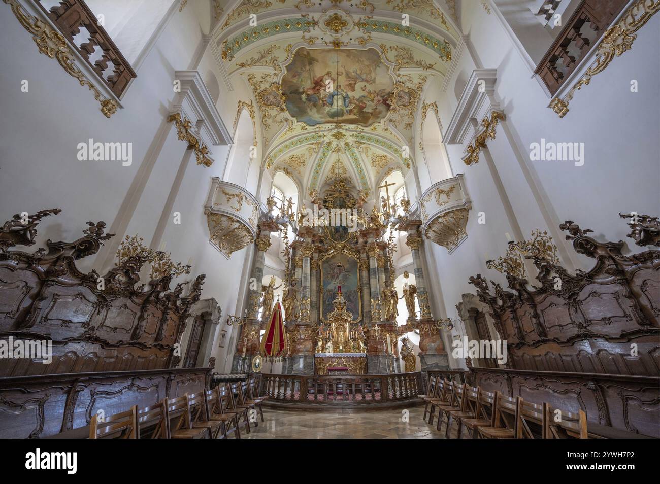 Sala del coro con insegne basiliche della basilica di pellegrinaggio di Maria Bruennlein in stile rococò costruita tra il 1748 e il 1782, Wemding, Svevia Baviera, GE Foto Stock