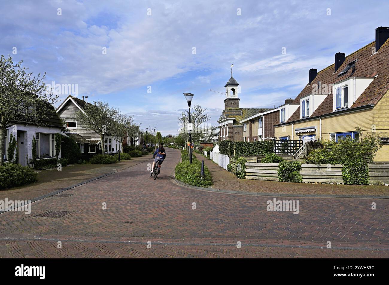 Vista sul villaggio con Wadden Church, (Waddenkerk), De Cocksdorp, Texel, Olanda, paesi Bassi Foto Stock
