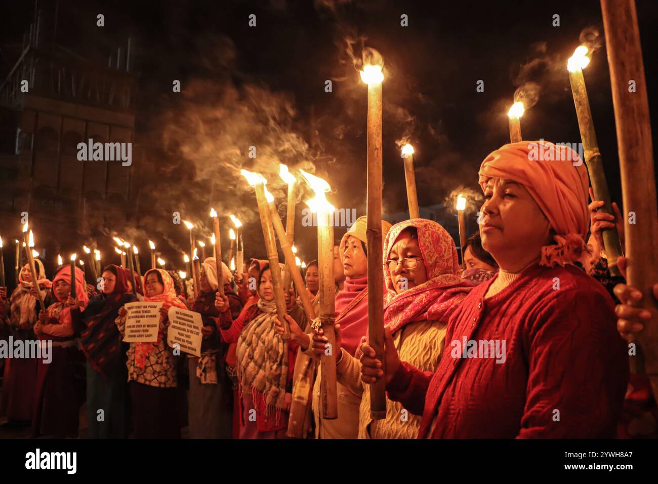 Gli attivisti di Meira Paibis tennero torce a Imphal, chiedendo giustizia per un uomo Meitei scomparso e il ripristino della pace a Manipur, nel nord-est dell'India. Foto Stock