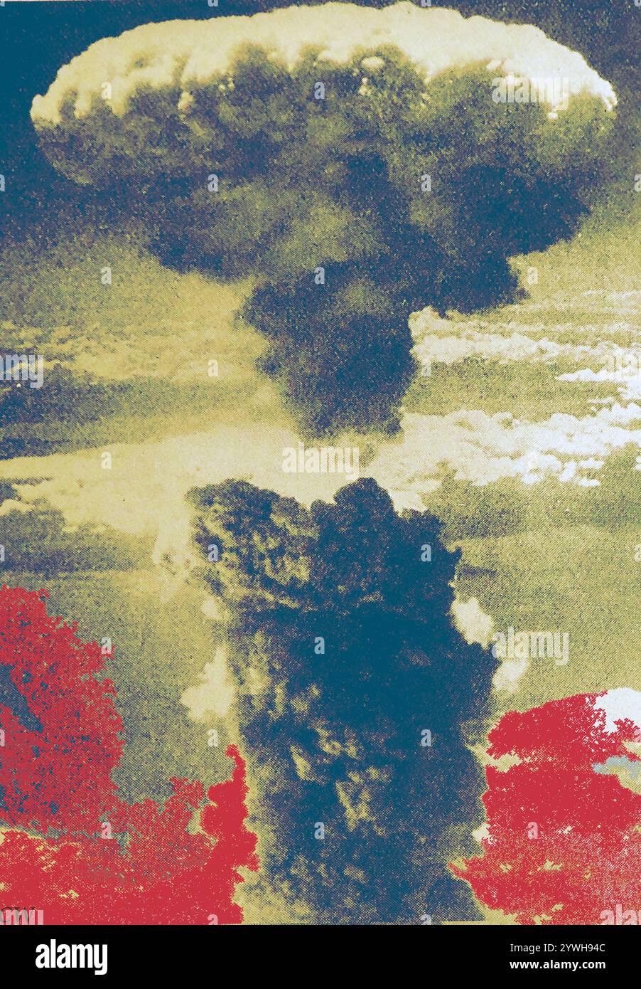 Bomba atomica nube di funghi (da una fotografia stampata dell'epoca) - il 6 e 9 agosto 1945, gli Stati Uniti detonarono due bombe atomiche su Hiroshima e Nagasaki, uccidendo tra le 150.000 e le 246.000 persone che erano per lo più civili - 原爆のキノコ雲（当時の印刷写真より）-1945年8月6日と9日、アメリカは広島と長崎の上空で2発の原爆を爆発させ、15万人から24万6千人の死者を出した。 Foto Stock