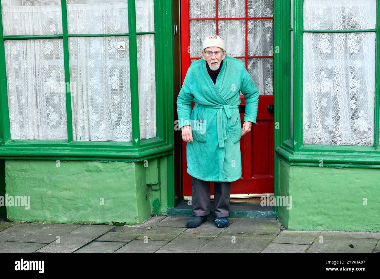 Uomo anziano in piedi sulla porta di casa in abito da vestire Ludlow, Shropshire, Inghilterra, Gran Bretagna, Regno Unito foto di Dave Bagnall Foto Stock