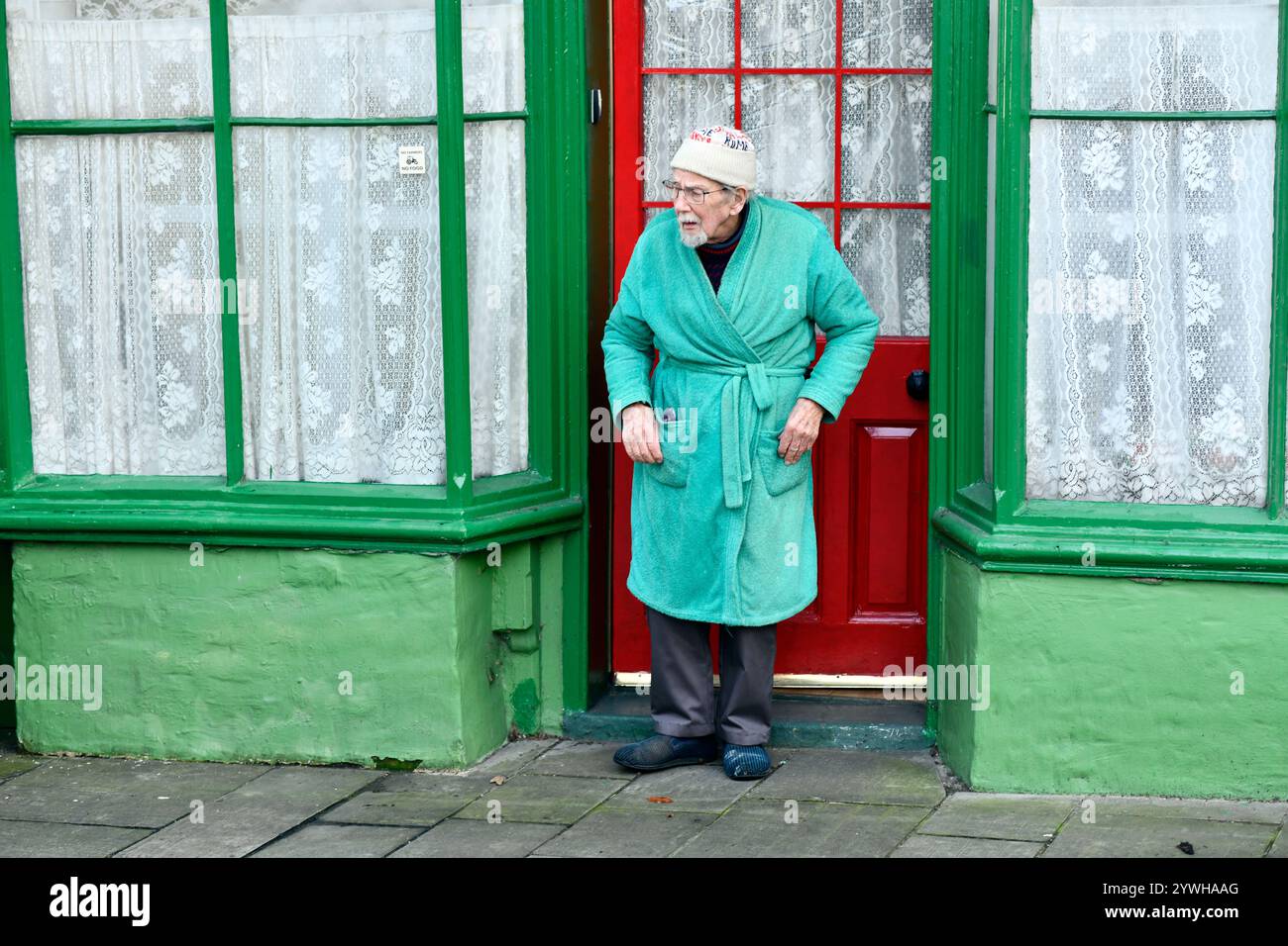 Uomo anziano in piedi sulla porta di casa in abito da vestire Ludlow, Shropshire, Inghilterra, Gran Bretagna, Regno Unito foto di Dave Bagnall Foto Stock