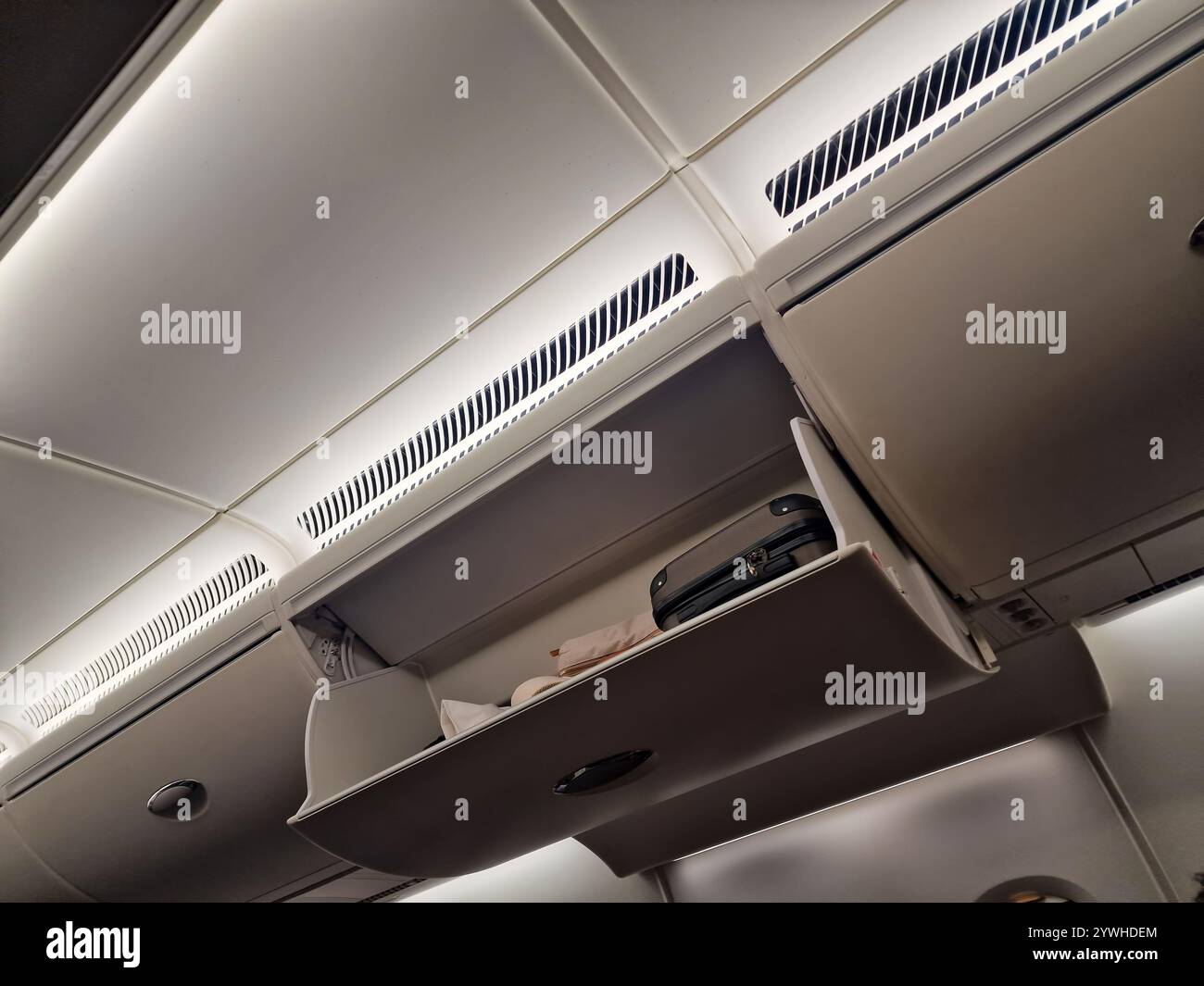 Vista di un abitacolo aperto con una valigia all'interno, che mette in risalto l'essenziale per il viaggio e la comodità dei passeggeri. Ideale per temi di tr Foto Stock