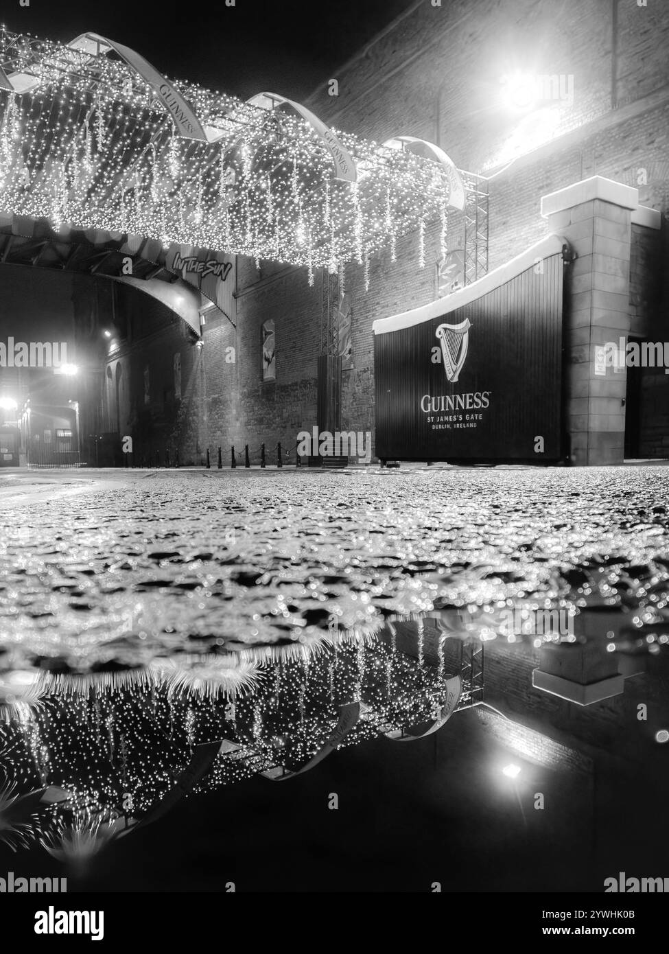 Riflessi delle decorazioni natalizie alla Guinness Storehouse Foto Stock