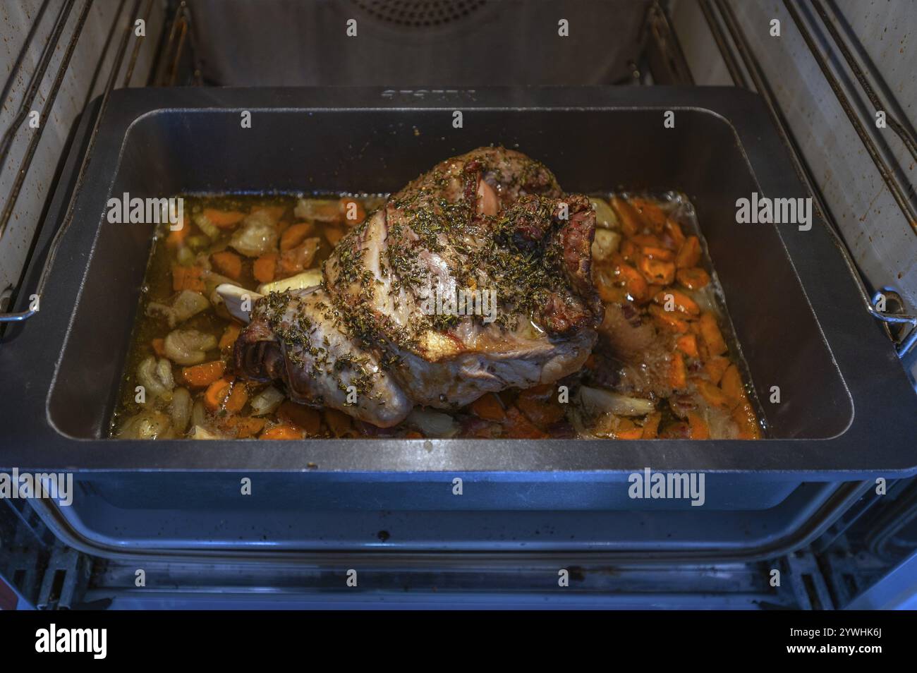 Cinghiale arrosto finito con spezie e verdure in una casseruola di ghisa nel forno, Baviera, Germania, Europa Foto Stock