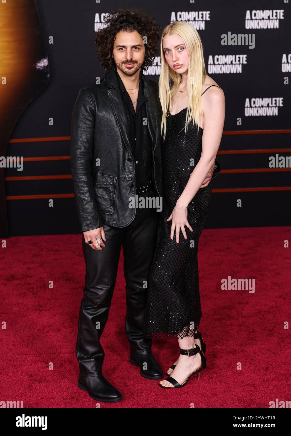 Hollywood, Stati Uniti. 10 dicembre 2024. HOLLYWOOD, LOS ANGELES, CALIFORNIA, USA - 10 DICEMBRE: Pozzi e Chloe Cherry arrivano alla premiere di Los Angeles di "A complete Unknown" della Searchlight Pictures tenutasi al Dolby Theatre il 10 dicembre 2024 a Hollywood, Los Angeles, California, Stati Uniti. (Foto di Xavier Collin/Image Press Agency) credito: Image Press Agency/Alamy Live News Foto Stock