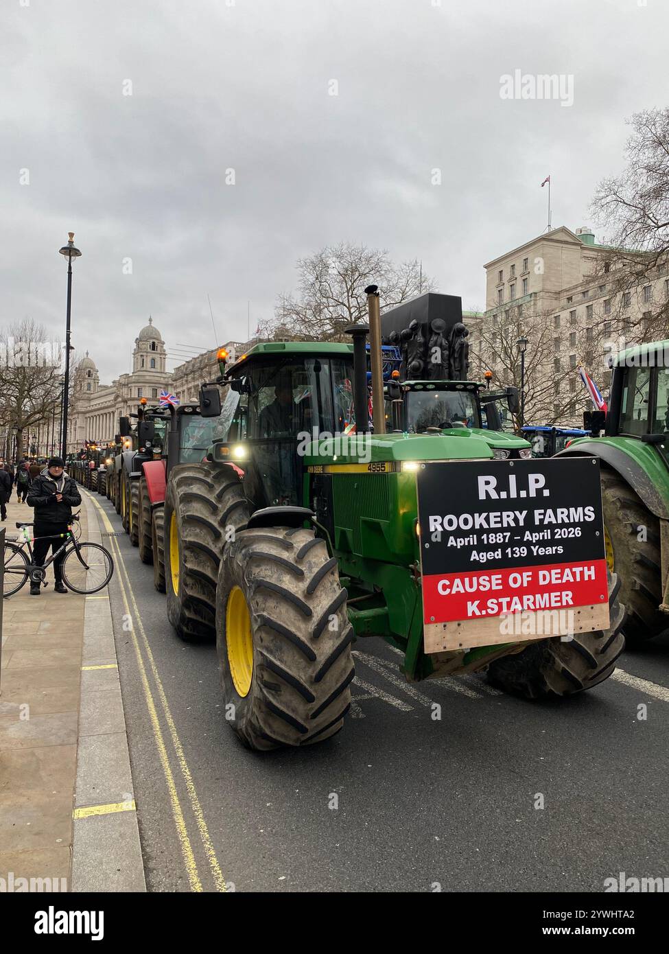 Gli agricoltori del Regno Unito protestano con la processione dei trattori a Westminster per le nuove norme sull'imposta sulle successioni - Immagine stock catturata con smartphone